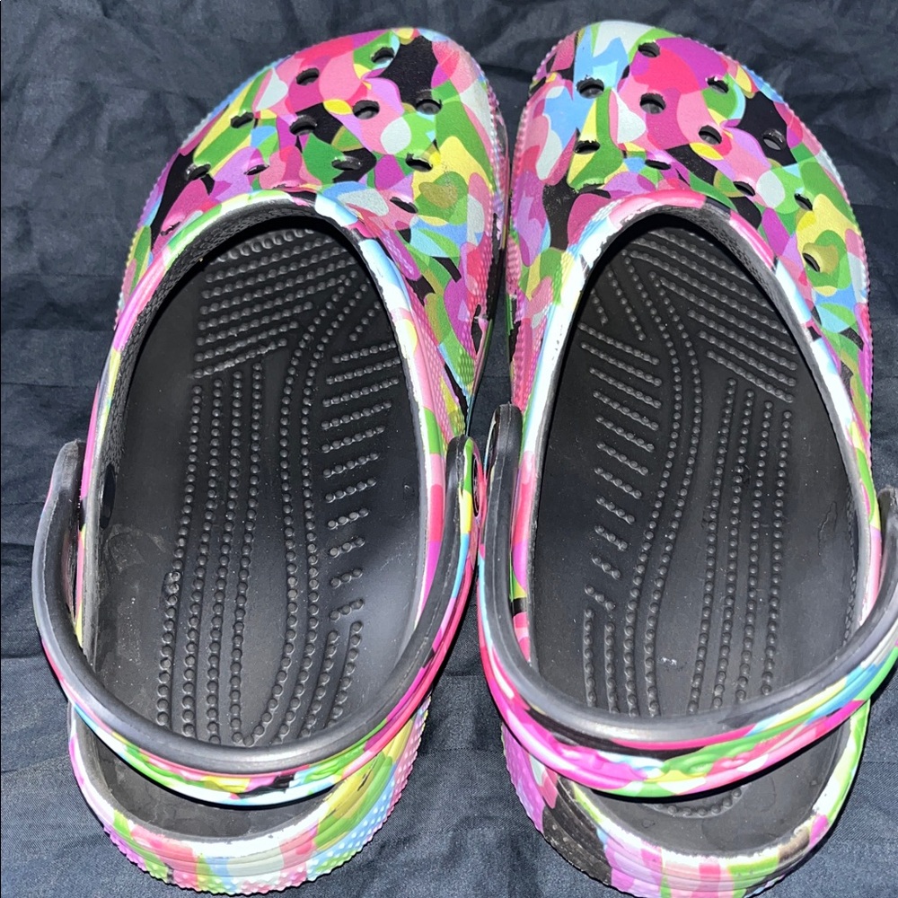Women’s Size 8 MULTICOLORED CROCS Men’s Size 6 - Picture 4 of 7